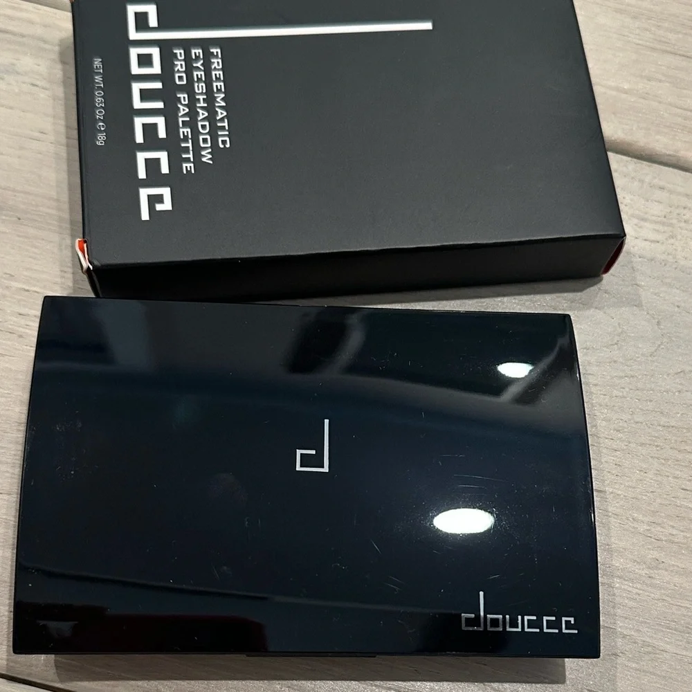 Doucce Eyeshadow Palette - Black, Cream, Brown Shades